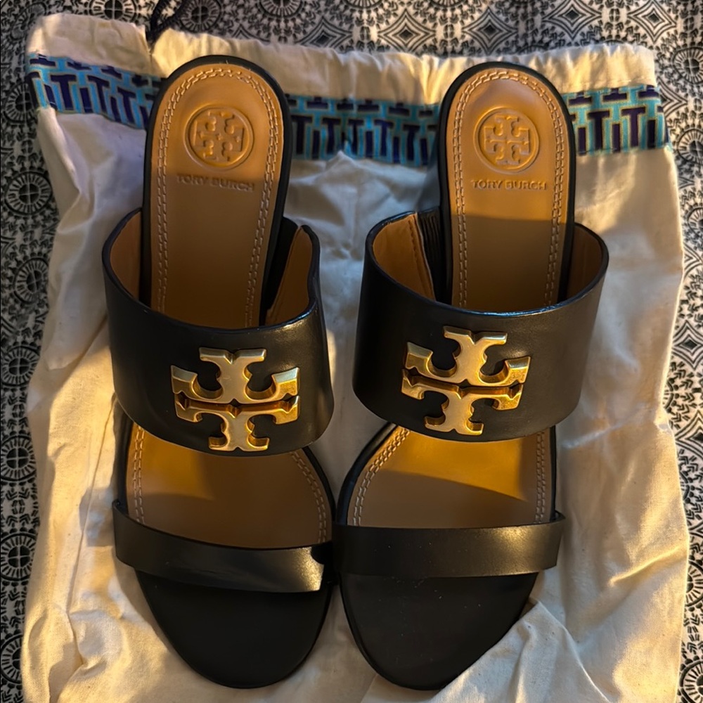 Tory Burch Black Leather Sandals with Elegant Design